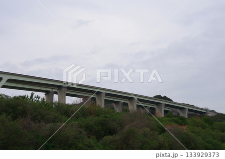 兵庫県淡路市　明石海峡公園から神戸淡路鳴門自動車道を望む 133929373
