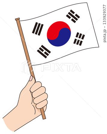 シンプルな国旗を持つ手　韓国 133929377
