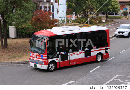 京阪電気鉄道香里園駅付近を走る京阪バス 133929527