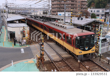 京阪電気鉄道 御殿山駅を通過する8000系特急 京阪電気鉄道 御殿山駅を通過する8000系特急 133929531