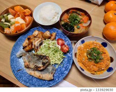 日本食レストランで食べる定食の一例~秋アジのムニエル(竜田揚げ)の洋食セット,ライス・椀物,デザート 日本食レストランで食べる定食の一例~秋アジのムニエル(竜田揚げ)の洋食セット,ライス・椀物,デザート 133929630