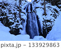雪の中の小さな滝 133929863