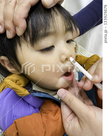 フリミストインフルエンザワクチン接種をする2歳の男の子 フリミストインフルエンザワクチン接種をする2歳の男の子 133929876