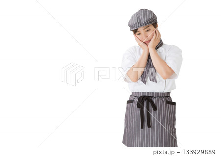 コックコートを着た女性（悲しい,トラブル,困る,悩む） 133929889