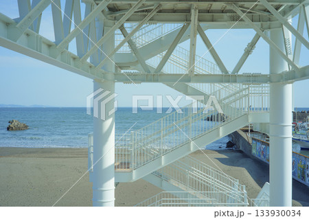 秋晴れの大磯海水浴場　津波避難タワー 133930034