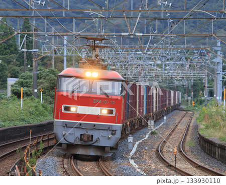 北陸本線新疋田駅を通過するEF510の牽く貨物列車 133930110