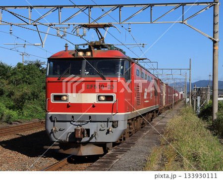 北陸本線虎姫駅を通過するEF510の牽く貨物列車 北陸本線虎姫駅を通過するEF510の牽く貨物列車 133930111
