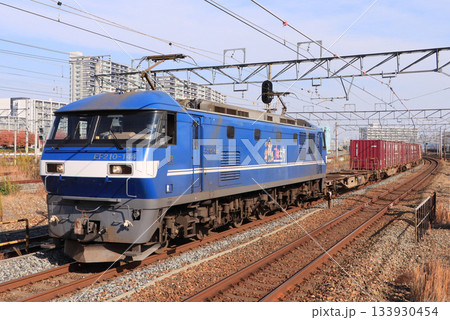 東海道本線　岸辺駅を通過するEF210牽引の貨物列車 133930454