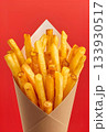 赤背景に紙カップに入ったフライドポテト 133930517