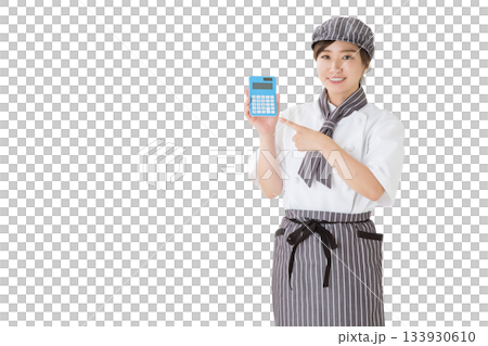 コックコートを着た女性(電卓,売り上げ,原価,原価率) コックコートを着た女性(電卓,売り上げ,原価,原価率) 133930610
