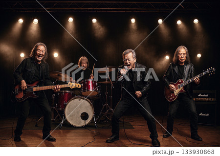 シニアのロックバンド シニアのロックバンド 133930868