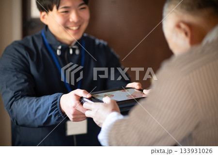 宅食弁当を渡す配達員 宅食弁当を渡す配達員 133931026