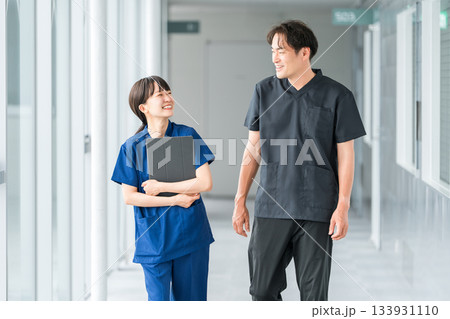 スクラブ姿の医療従事者,医療スタッフ,看護師の女性と男性医師 スクラブ姿の医療従事者,医療スタッフ,看護師の女性と男性医師 133931110