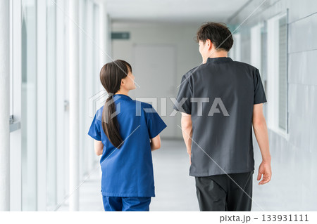 スクラブ姿の医療従事者,医療スタッフ,看護師の女性と男性医師 133931111