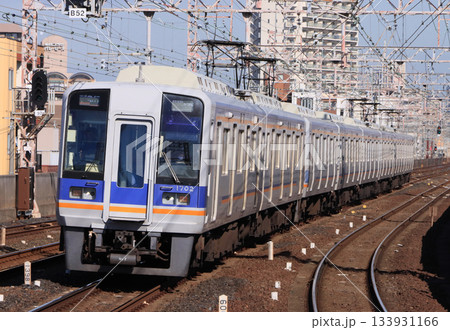 南海電車　粉浜駅を通過する1700系電車 133931166