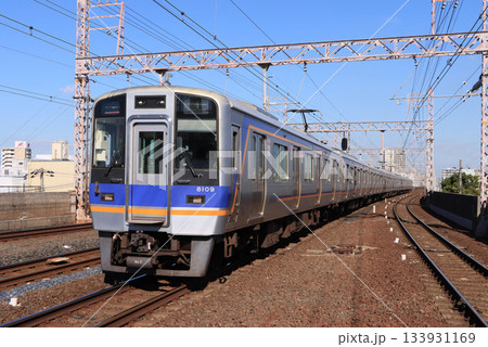 南海本線粉浜駅を通過する8000系電車 南海本線粉浜駅を通過する8000系電車 133931169