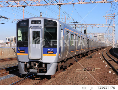 南海本線　粉浜駅を通過する8300系電車 133931170