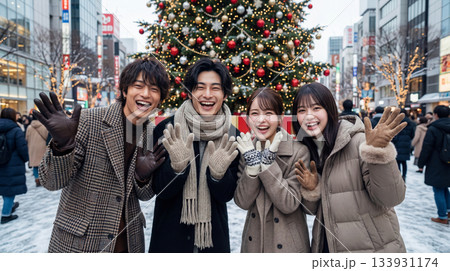 クリスマスツリーの前で仲良くポーズをとる男女 クリスマスツリーの前で仲良くポーズをとる男女 133931174