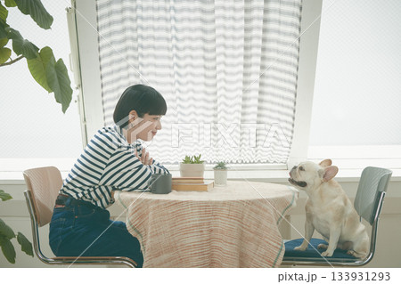 犬の世話をする女性 犬の世話をする女性 133931293