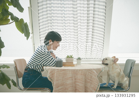 犬の世話をする女性 犬の世話をする女性 133931295