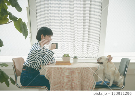 犬の世話をする女性 犬の世話をする女性 133931296