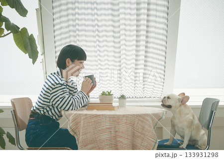 犬の世話をする女性 133931298