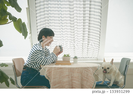 犬の世話をする女性 133931299