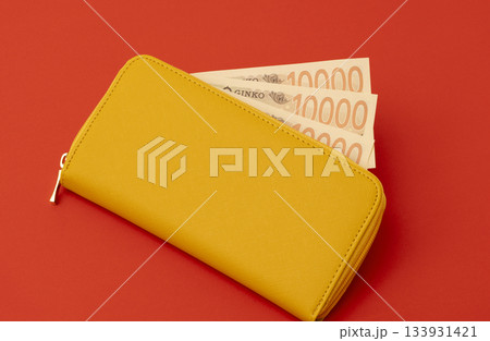 黄色の財布と日本紙幣（お金）。家計、預金、幸運、金運、貯金、財産、出費、予算など 133931421