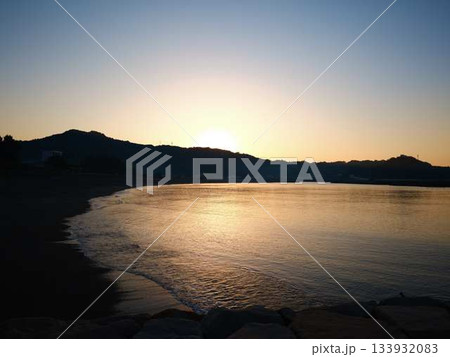夕焼け　海岸 133932083