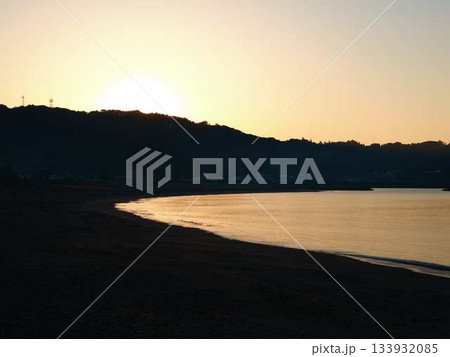 夕焼け　海岸 133932085
