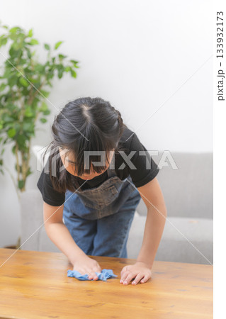 自宅でテーブルを拭く女の子のお手伝いシーン 自宅でテーブルを拭く女の子のお手伝いシーン 133932173