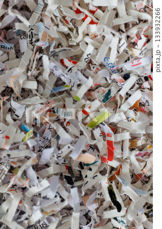 シュレッダーで細かく切断された紙 133932266