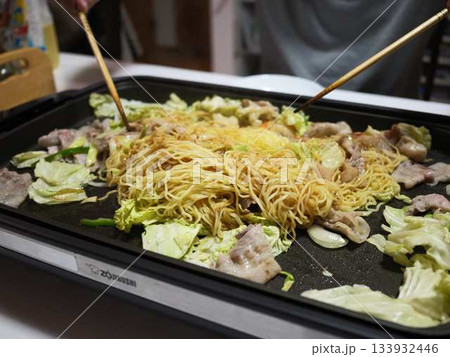 やきそばの調理　屋台 133932446