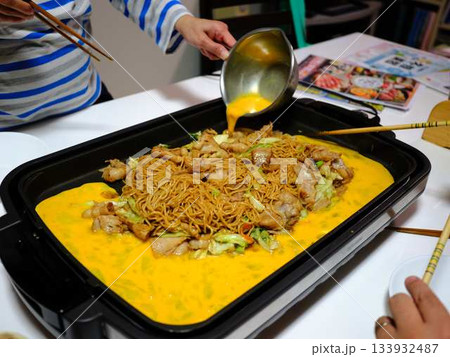 やきそばの調理　屋台 133932487