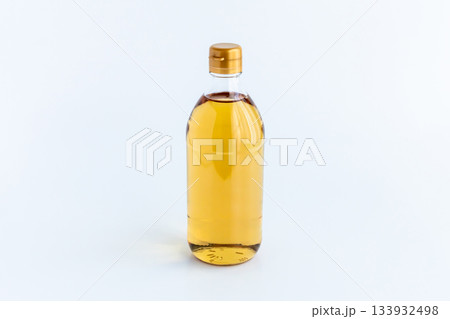 ガラス瓶に入ったお酢 白背景 ガラス瓶に入ったお酢 白背景 133932498