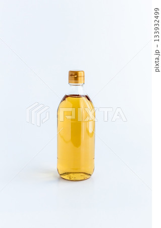 ガラス瓶に入ったお酢　白背景 133932499