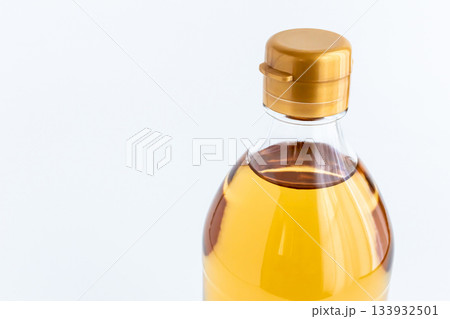 ガラス瓶に入ったお酢　白背景 133932501