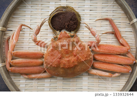 ザルに盛られたメスのズワイガニと外子 冬の味覚 133932644