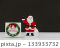 サンタクロースのミニチュアと「Merry Christmas」の飾り：黒背景でシックなクリスマスイメ 133933732