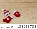 サンタクロースの帽子、手袋、ブーツのミニチュア装飾 133933734