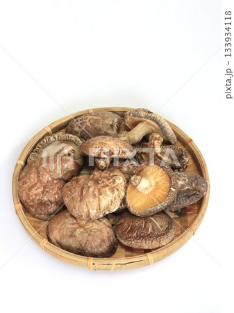 干し椎茸(冬菇・大分県産・縦構図) 干し椎茸(冬菇・大分県産・縦構図) 133934118