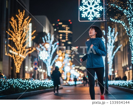 イルミネーションに彩られた街をジョギングする日本人の女性1人 イルミネーションに彩られた街をジョギングする日本人の女性1人 133934144