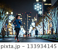 イルミネーションに彩られた街をジョギングする日本人の女性1人 133934145
