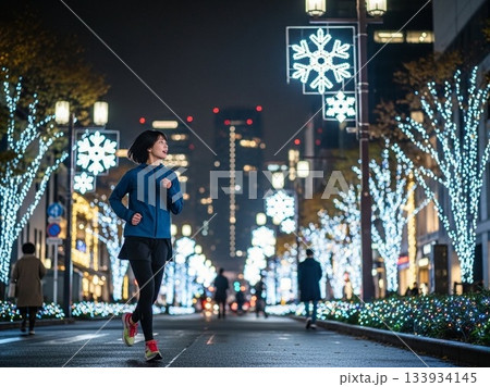 イルミネーションに彩られた街をジョギングする日本人の女性1人 イルミネーションに彩られた街をジョギングする日本人の女性1人 133934145