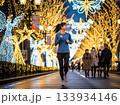 イルミネーションに彩られた街をジョギングする日本人の女性1人 133934146
