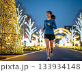 イルミネーションに彩られた街をジョギングする日本人の女性1人 133934148