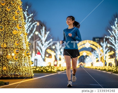 イルミネーションに彩られた街をジョギングする日本人の女性1人 イルミネーションに彩られた街をジョギングする日本人の女性1人 133934148