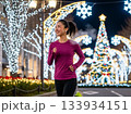 イルミネーションに彩られた街をジョギングする日本人の女性1人 133934151