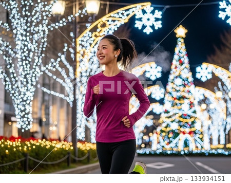 イルミネーションに彩られた街をジョギングする日本人の女性1人 133934151
