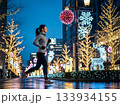 イルミネーションに彩られた街をジョギングする日本人の女性1人 133934155